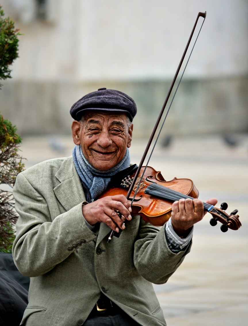 street-violinist-photo